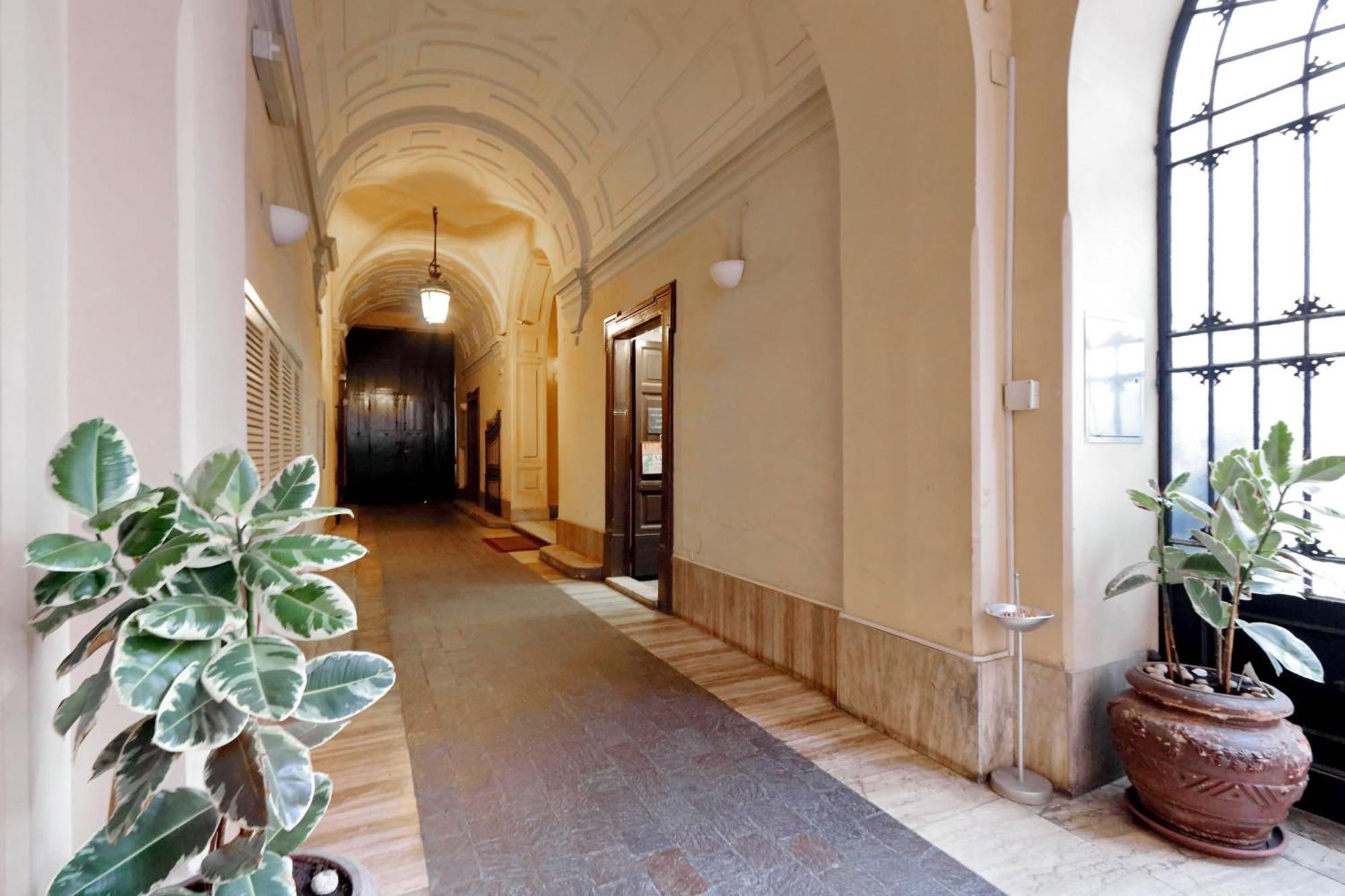 Piazza Mattei Elegant Apartment | Romeloft Екстериор снимка